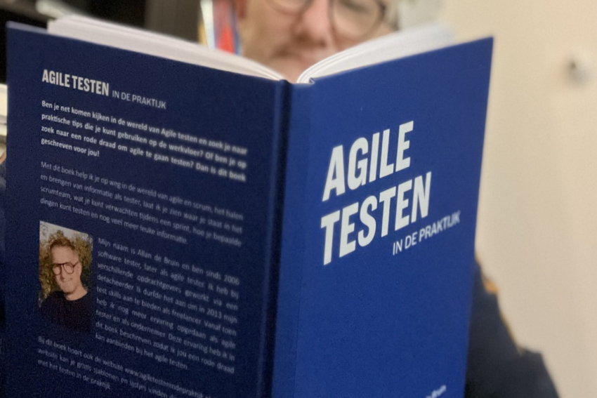 Allan leest het boek Agile Testen in de Praktijk